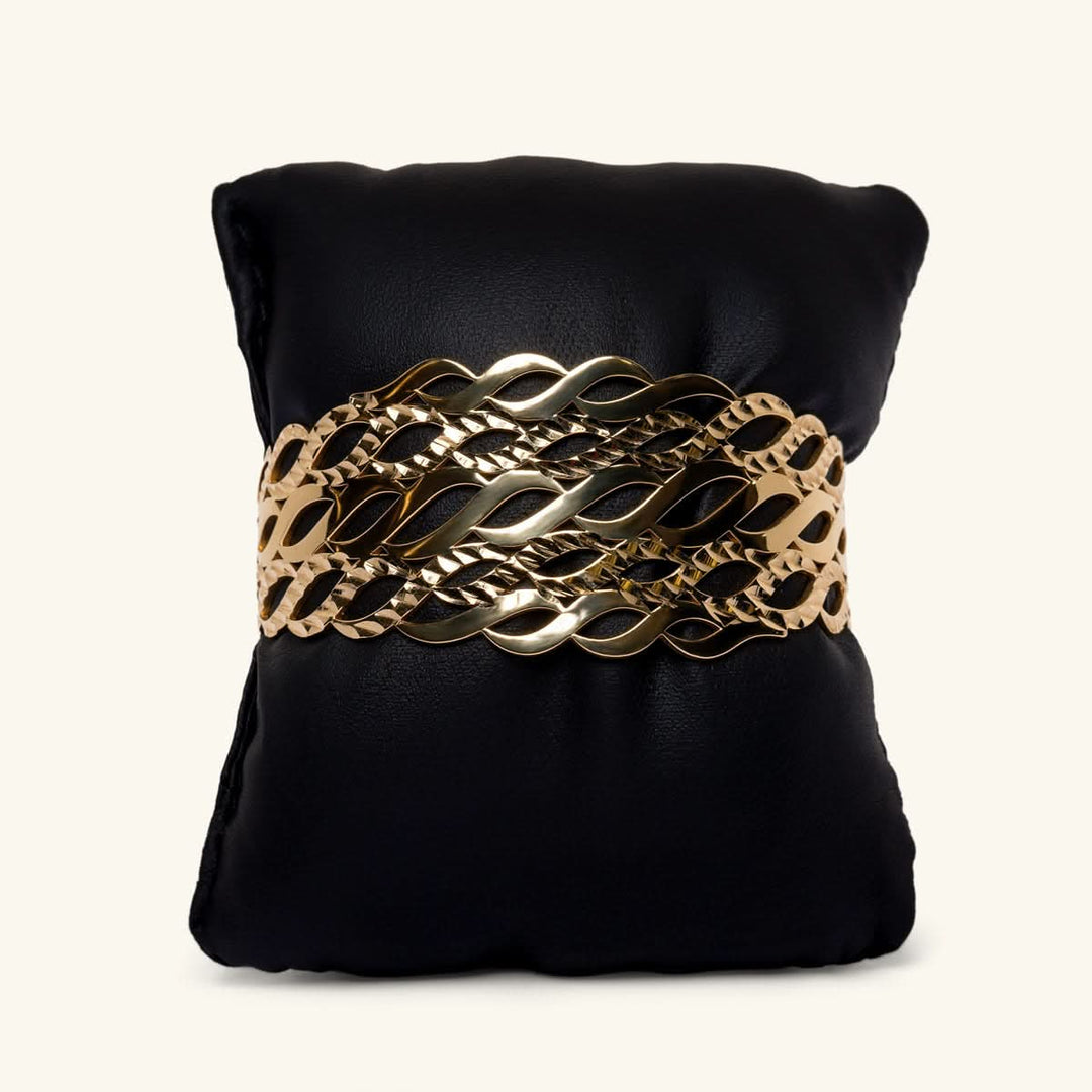 Elegant 18K Gold Bangle
